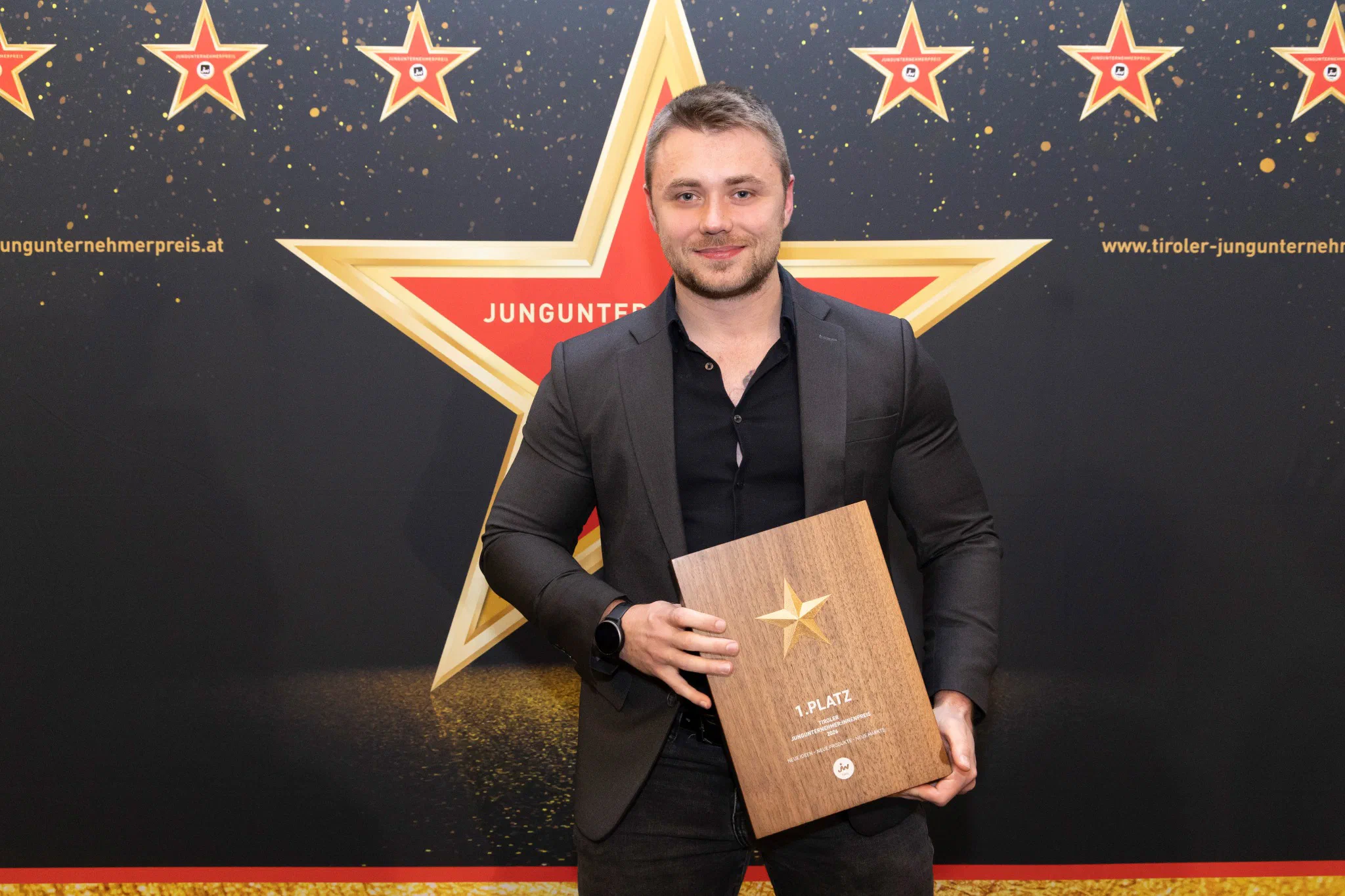 Kevin Riedl mit dem Pokal für Wavects ersten Platz beim Tiroler Jungunternehmerpreis 2026