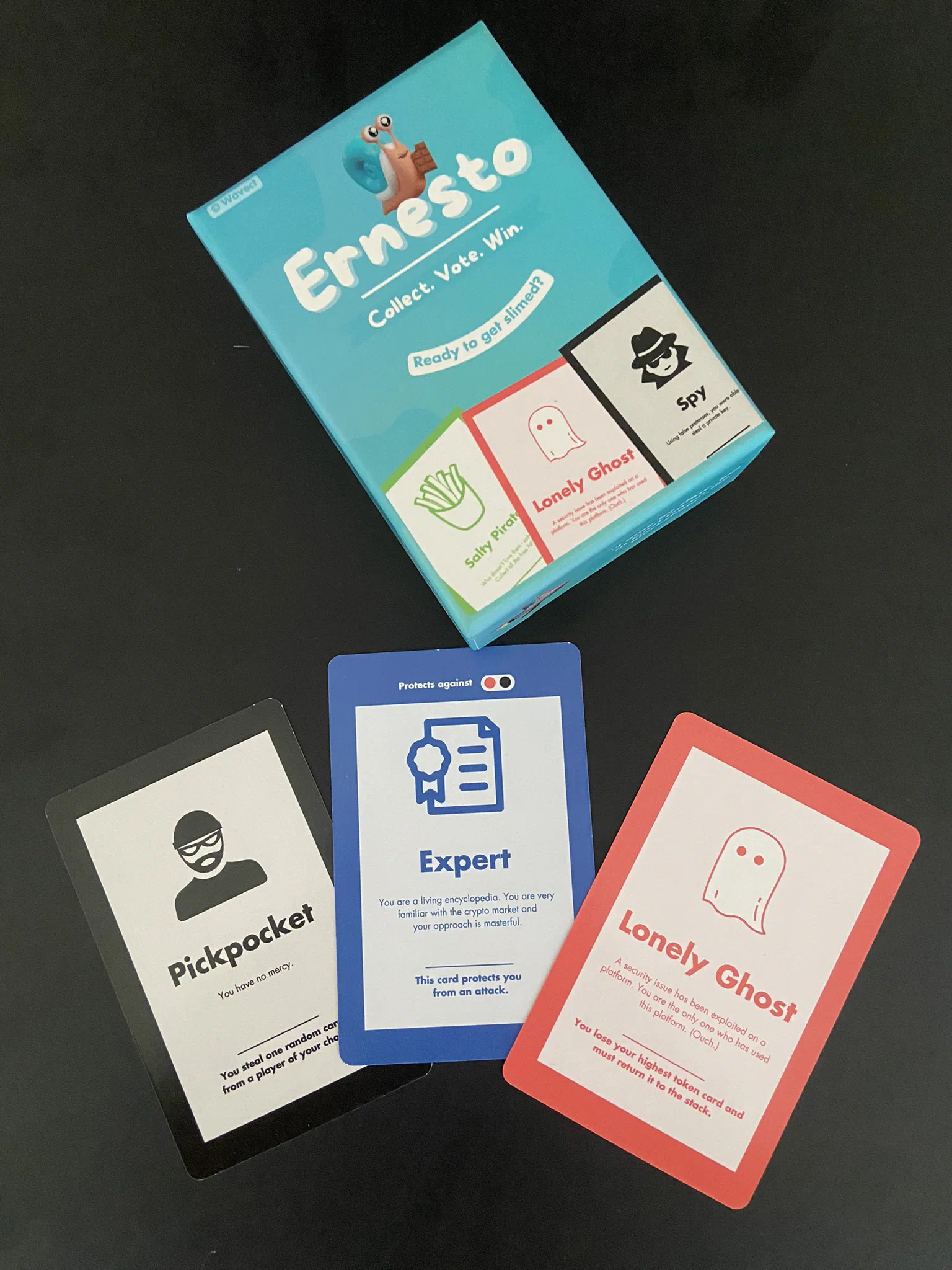 Ernesto-Kartenspielbox mit mehreren illustrierten Spielkarten
