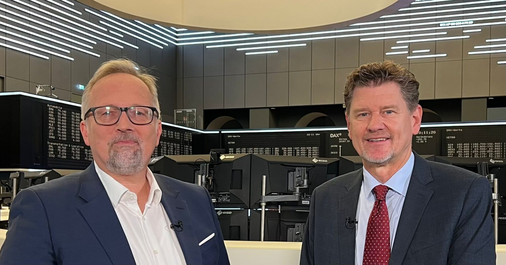 Jörg Mayr with podcast host Christian Drastil on the Frankfurt Stock Exchange trading floor during the Börsepeople recording Jörg Mayr with podcast host Christian Drastil on the Frankfurt Stock Exchange trading floor during the Börsepeople recording