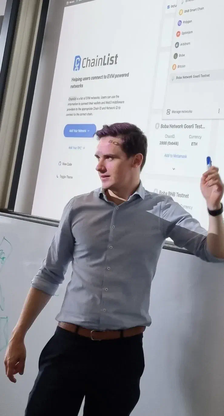 Christof Jori präsentiert in einem Workshop eine Blockchain-Wallet-Oberfläche Christof Jori präsentiert in einem Workshop eine Blockchain-Wallet-Oberfläche