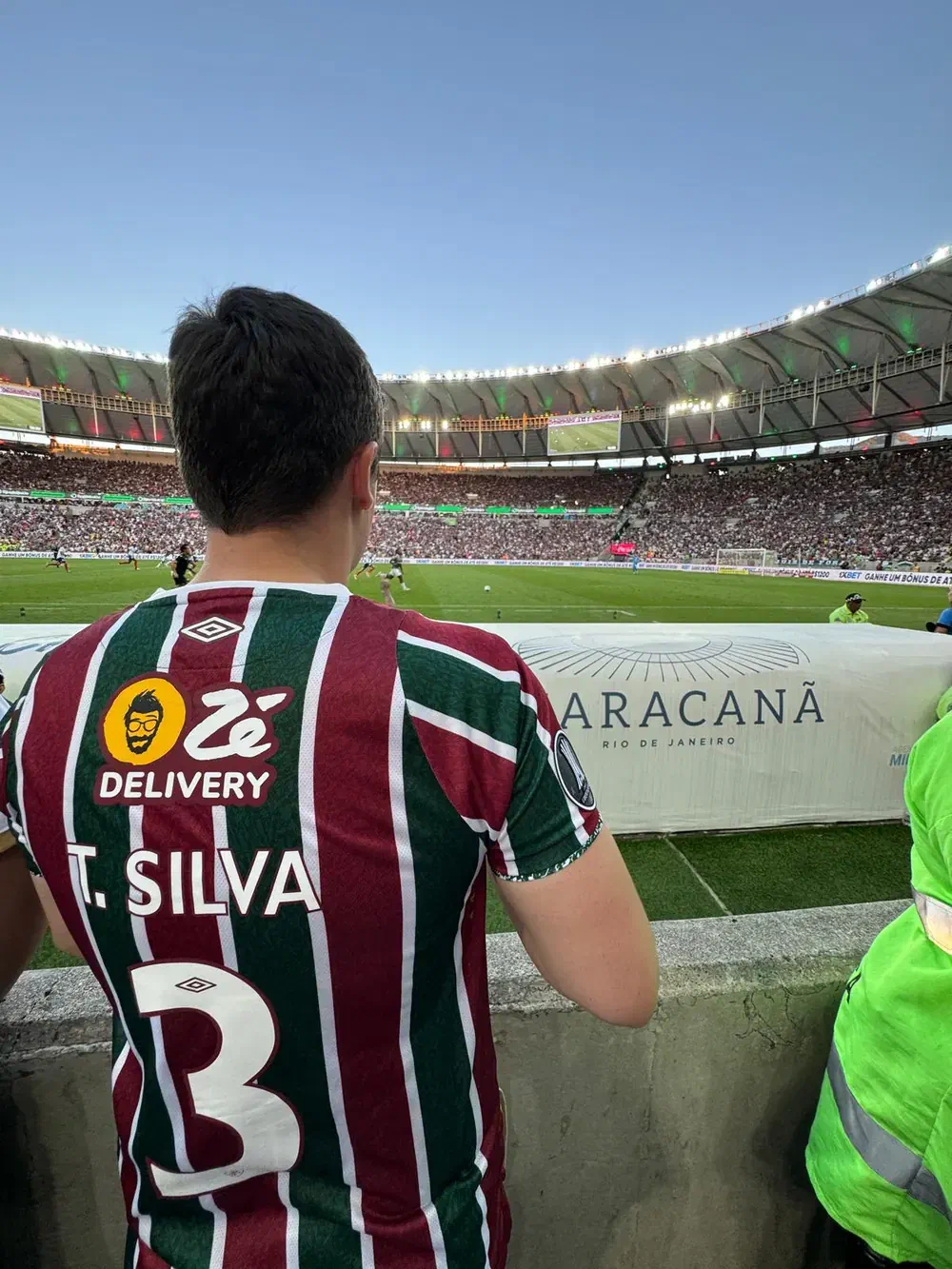Christof Jori verfolgt ein Fußballspiel aus der ersten Reihe Christof Jori verfolgt ein Fußballspiel aus der ersten Reihe