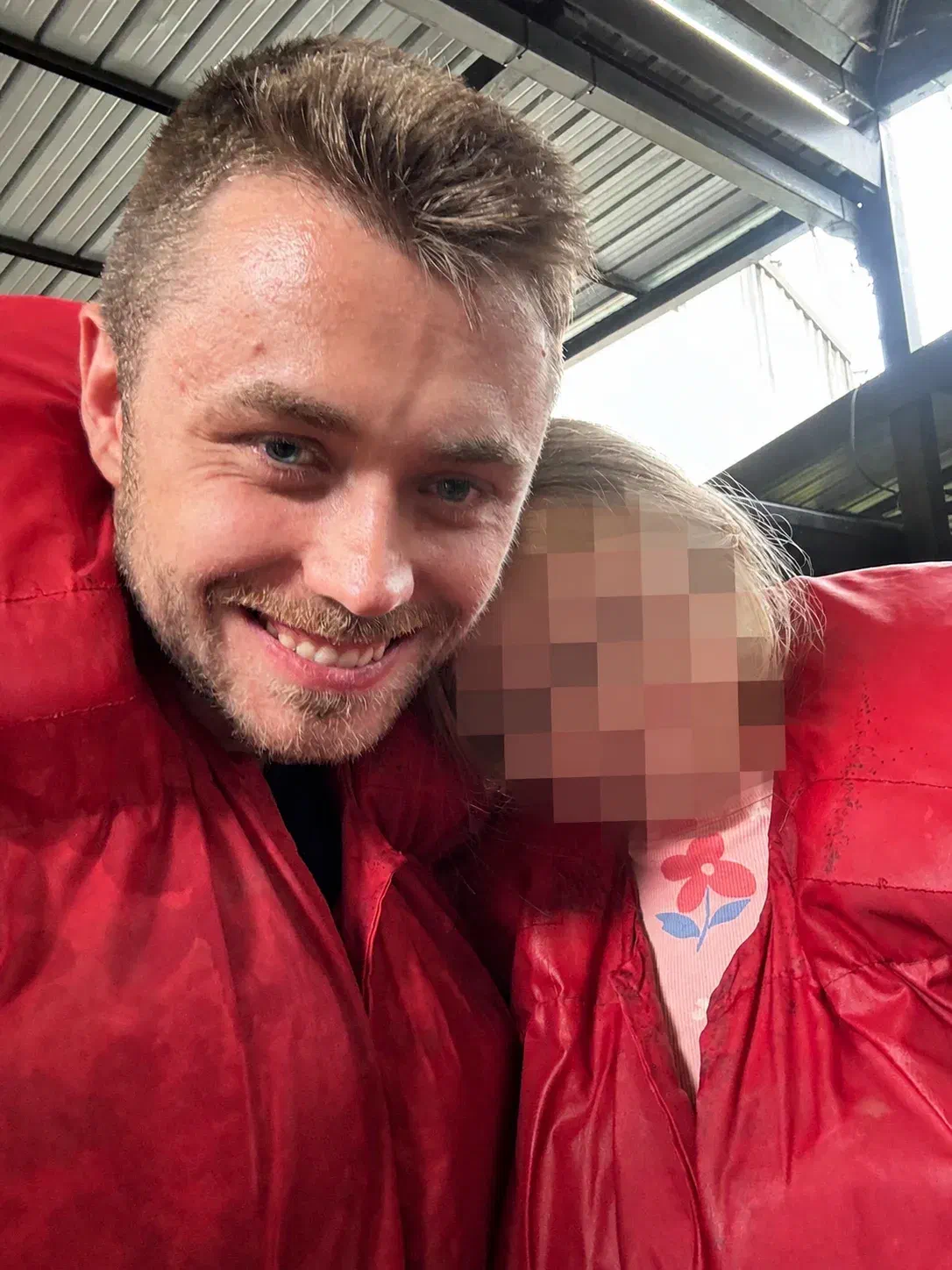 Kevin Riedl con su hija, cuyo rostro está muy pixelado para proteger su privacidad Kevin Riedl con su hija, cuyo rostro está muy pixelado para proteger su privacidad